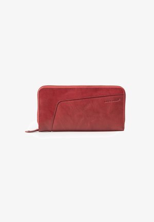 Rote Lederbörse mit einer glatten Textur, Reißverschluss und einer diagonalen Akzenttasche. Verfügt über dezente Markierung in der unteren Ecke.