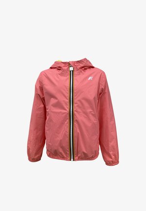 Korálovo ružová vetrovka s kapucňou, so zapínaním na predný zips a elastickými manžetami, s malým bielym logom na hrudi.