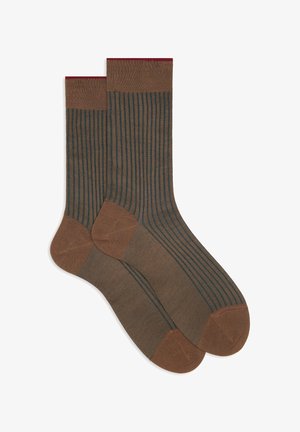 Braun gestreifte Socken mit gerippter Textur, versehen mit dunkelgrünen vertikalen Streifen und einem kontrastierenden bordeauxfarbenen Bündchen. Glattes Gewebe mit verstärktem Zehenbereich.