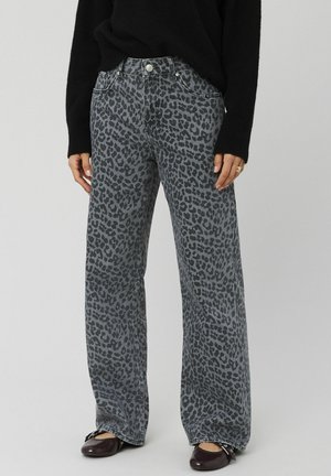 Jean en denim à imprimé léopard gris, avec une coupe large, des poches standard et des accents de boutons en argent.