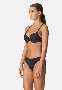 Schwarzes Bikini-Set mit gepolstertem BH, der über eine gewellte Trägerverarbeitung verfügt, und passenden hochgeschnittenen Unterteilen, gefertigt aus glattem, dehnbarem Stoff.