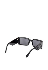 Gafas de sol negras con forma rectangular, lentes oscuros y una marca pronunciada en las patillas. Fabricadas en material plástico brillante.