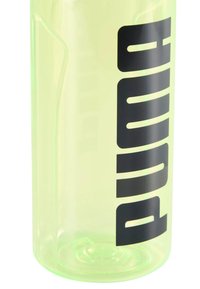 Przezroczysta, jasnozielona plastikowa butelka na wodę z wyraźnym czarnym logo "PUMA". Gładka textura, zaokrąglona podstawa i ergonomiczny uchwyt.