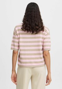 Gestreifter Pullover in hellrosa und beige, mit kurzen Ärmeln, lockerer Passform und strukturiertem Strick. Die Rückansicht zeigt horizontale Streifen und einen Rundhalsausschnitt.