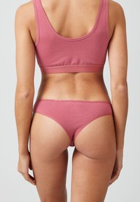 Rosa Baumwoll-BH und passende Bikinislip, glatte Textur, körperbetontes Design, breite Träger und minimaler R�ückenschnitt.