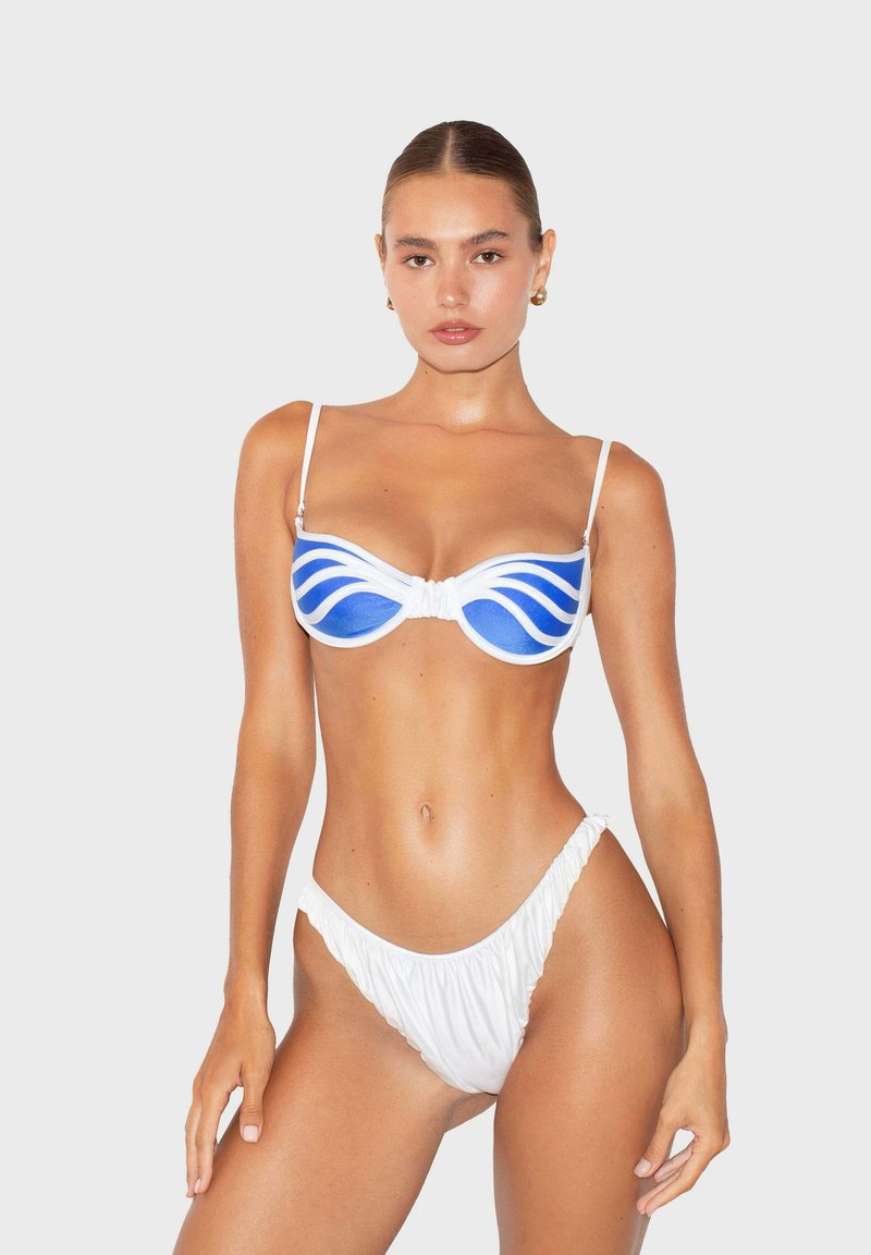 Bikini blu e bianco con top strutturato e imbottito decorato con motivi ondulati, spalline sottili regolabili e fondo arricciato coordinato.