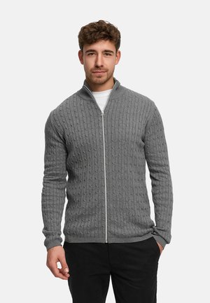 Grauer Pullover mit Reißverschluss, geripptem Muster und hohem Kragen. Verfügt über einen vorderen Reißverschluss, lange Ärmel und eine taillierte Silhouette.