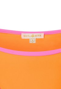 Oranges Fabric mit pinkem Besatz und einem Moda Minx Markenetikett, das die Größe klein (S) in goldenen Buchstaben zeigt.