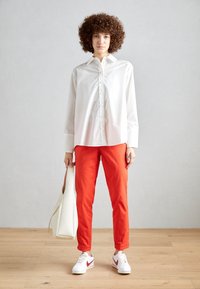 Esprit MIT GÜRTEL - Chino-püksid - red