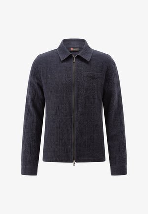 Dunkel marineblaue, strukturierte Jacke mit langen Ärmeln, Kragen, Frontreißverschluss und Brusttasche, dargestellt vor weißem Hintergrund.