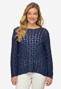Navyblauer Strickpullover mit offenem Muster, langen Ärmeln, rundem Ausschnitt und abgerundetem Saum. Weiche Textur und leichtes Design.