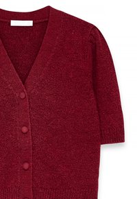 Trumpas rankovės, tamsiai raudonas kardiganas su V formos iškirpte, tekstūruota mezgimo struktūra ir penkiais tos pačios spalvos mygtukais priekyje.