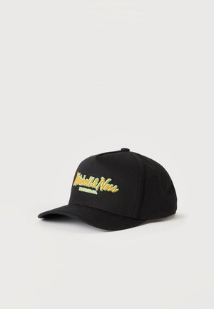 Casquette de baseball noire avec une visière courbée présentant le logo "Mitchell & Ness" brodé en jaune et vert sur le panneau avant.