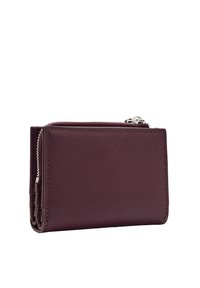 Portfel z bordowej skóry o fakturowanym wykończeniu, wyposażony w zapinaną na zamek kieszeń i elegancki design. Kompaktowy, prostokątny kształt z minimalną ilością metalowych elementów.
