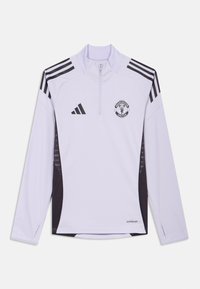 Svijetlo ljubičasta majica s dugim rukavima i poluzipom, crni naglasci na ramenima, logo Manchester Uniteda i oznaka "AEROREADY" na rubu.