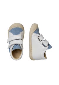 Zapatos para toddler en blanco y azul claro con correas de velcro, puntera redondeada, suela de goma y textura suave. Un panel de acento azul está en el lateral.