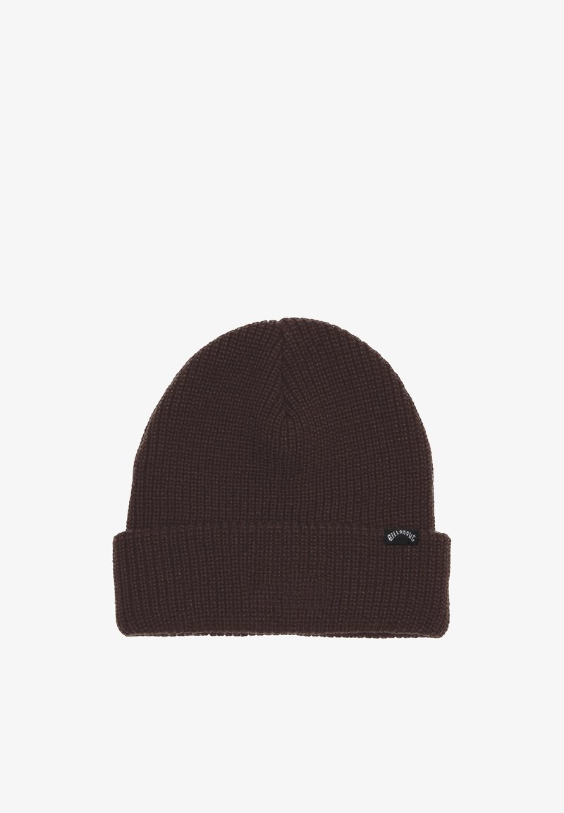 Brauner Strickmütze mit umgeschlagenem Rand, geripptem Muster und einem kleinen schwarzen Markenetikett an der Seite. Weiches, warmes Material, geeignet für kaltes Wetter.