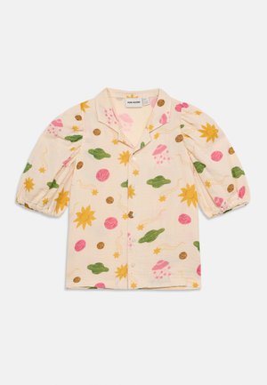 Bērnu kreklveida krekls ar pūkainām piedurknēm, uz kura ir krāsaini kosmosa motīvi ar zvaigznēm, saulēm, planētām un NSO, kas aizpogājams priekšpusē.