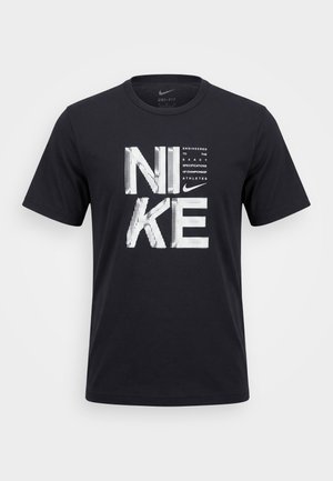 Μαύρο μπλουζάκι Nike Dri-FIT με μεγάλο λευκό, pixelated κείμενο "NIKE" και μικρές ενθαρρυντικές φράσεις στο κέντρο μπροστά.