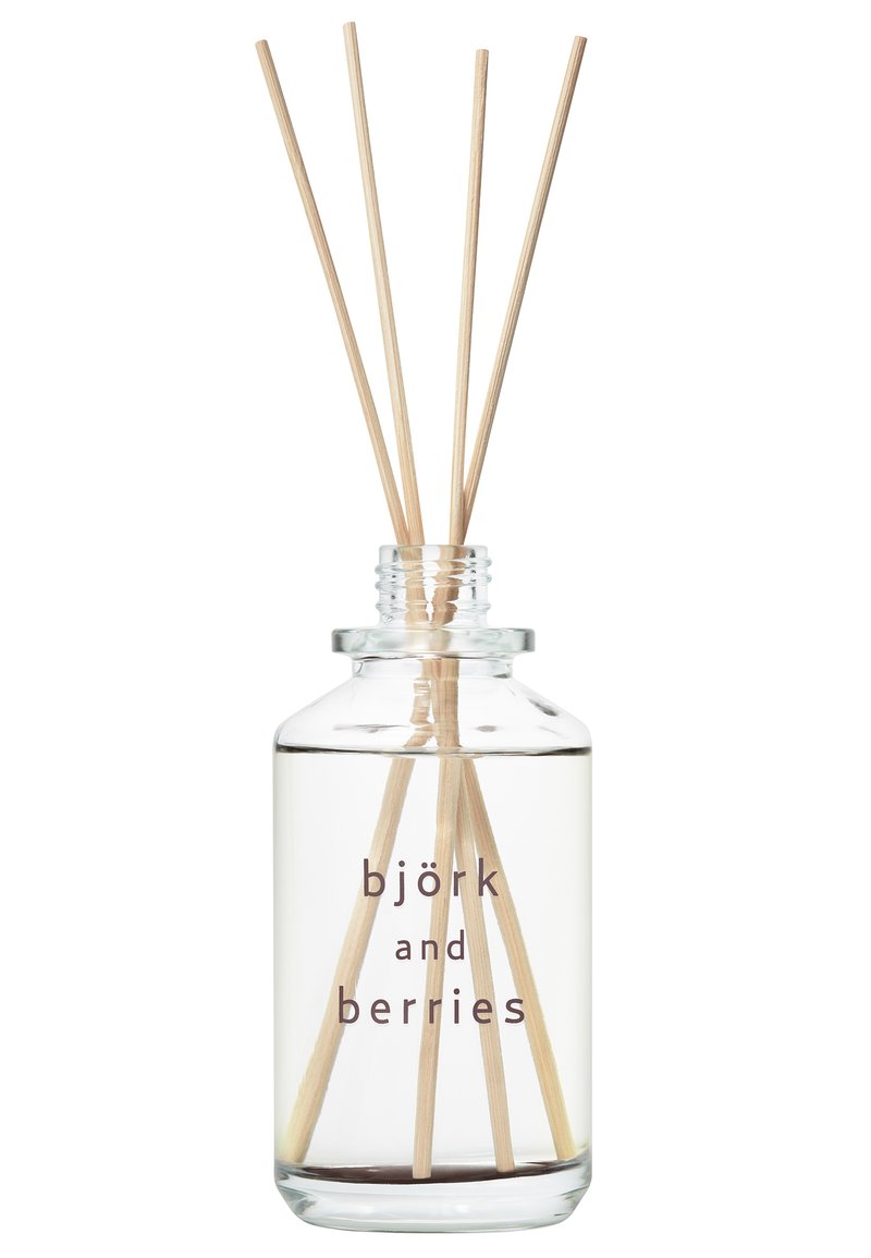 Raumd diffuser in einer klaren Glasflasche mit runder Basis, die eine helle Flüssigkeit und fünf Holzstäbchen enthält, beschriftet mit "björk and berries".