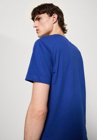 GANT PRINTED ARCHIVE SHIELD - T-shirts - college blue