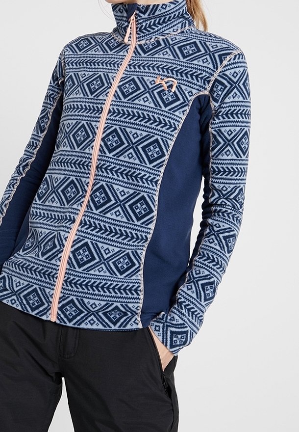 Granatowa i wzorzysta kurtka polarowa z wysokim kołnierzem, pełnym zamkiem błyskawicznym i kontrastowymi wykończeniami. Posiada geometryczne wzory w odcieniach niebieskiego i różowego.