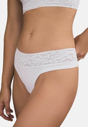 Witte bikini slip van zachte stof met een decoratieve kanten tailleband met bloemenpatronen en een gladde afwerking.