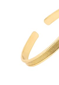 Złota metalowa bransoletka na nadgarstek o eleganckim designie, z gładką powierzchnią i wieloma równoległymi rowkami wzdłuż swojej długości.