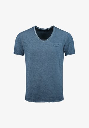 Camiseta de manga corta y escote en V en un azul desvaído con textura similar al denim. Presenta un pequeño bolsillo en el pecho y detalles de dobladillo sin terminar.
