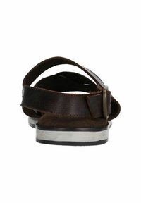 Bruine leren sandalen met een gesp en meerdere banden, met een gevoerde binnenzool en een zwart rubberen zool met zilveren rand.