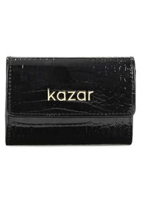 Portafoglio in pelle nera con stampa a coccodrillo, dotato di chiusura a scatto e caratterizzato da un logo "kazar" color oro ben visibile sulla parte frontale.