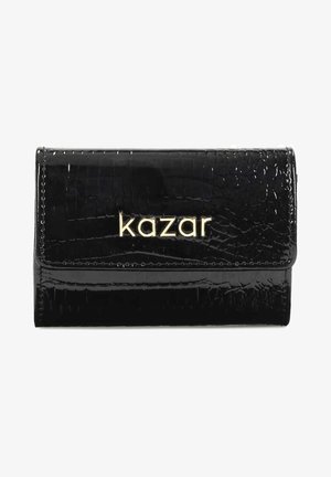 Portafoglio in pelle nera con stampa a coccodrillo, dotato di chiusura a scatto e caratterizzato da un logo "kazar" color oro ben visibile sulla parte frontale.