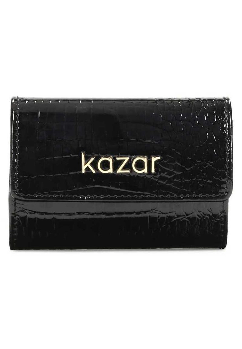 Portafoglio in pelle nera con stampa a coccodrillo, dotato di chiusura a scatto e caratterizzato da un logo "kazar" color oro ben visibile sulla parte frontale.