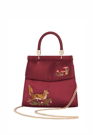 Borsa in satin borgogna con manico superiore e tracolla in catena. Presenta ricami di volpe e funghi sul davanti.
