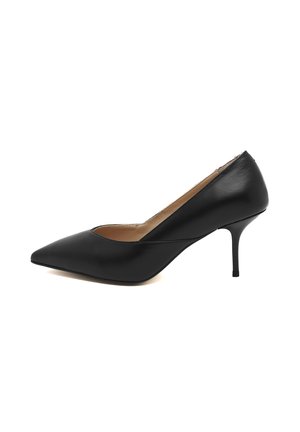 Zwarte leren hoge hakpumps met een spitse neus en een slanke silhouet. Heeft een v-vormige uitsnijding aan de voorkant en een dunne stilettohak.
