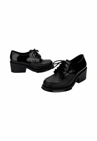 Scarpe in pelle verniciata nera con tacco basso a blocco, punta arrotondata, design con lacci e cucitura a contrasto lungo la suola.
