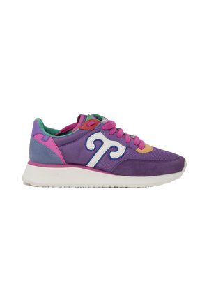 Scarpa sportiva con tomaia in rete viola e dettagli multicolori, logo bianco e lacci rosa. Suola bianca con dettagli di texture.