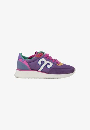 Scarpa sportiva con tomaia in rete viola e dettagli multicolori, logo bianco e lacci rosa. Suola bianca con dettagli di texture.