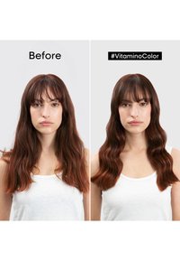 Cheveux longs, ondulés, couleur châtaigne foncé avec une frange, présentés dans deux états : côté gauche - texture naturelle ; côté droit - vagues lissées, stylisées avec une finition brillante.