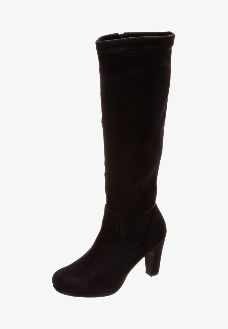 Polvalla mustat mokkanahkasaappaat, joissa on pyöreä kärki ja kohtuullinen lohkare korko. Sileä pinta ja minimalismi yksityiskohdissa.