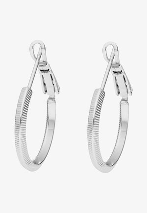 Zilveren hoepel oorbellen met een ribbelstructuur, voorzien van een klapsluiting. Hun cirkelvorm past bij verschillende stijlen.