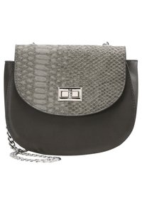 Szara torebka na ramię z imitacji skóry węża, z zaokrąglonym czarnym dnem, srebrnymi akcentami i łańcuszkowym paskiem. Teksturowane wykończenie klapy.