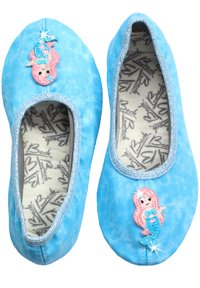 Lichtblauwe stoffen ballet flats met een zeemeermin-applicatie. Ze hebben een soepele textuur, een ronde neus en elastische openingen.