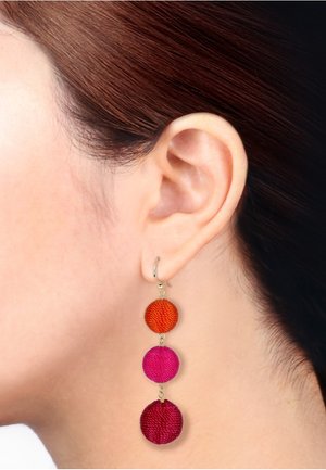 Flerfarvede dråbeøreringe med tre teksturerede cirkulære designs: orange, pink og burgunder, forbundet af hardware i guldton.