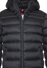 Giubbotto piumino nero con chiusura a zip, cappuccio e cuciture orizzontali. Presenta una texture liscia e lucida e tasche laterali.