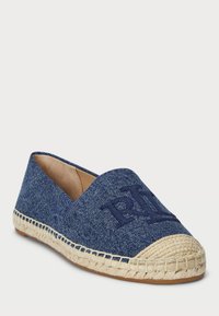 Espadril din denim cu un cap superior solid albastru, vârf rotunjit și talpă din iută împletită. Prezintă un logo embosat pe partea din față și cusături contrastante.