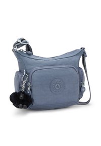 Borsa a tracolla Kipling in nylon morbido e testurizzato di colore blu ardesia. Presenta una tasca frontale con zip, una patch con logo e un portachiavi con una scimmia nera pelosa.