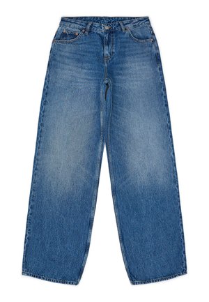 Jeans de mezclilla anchos de color azul claro con cintura alta, que presentan un cierre de botón, trabillas para cinturón y un diseño clásico de cinco bolsillos.