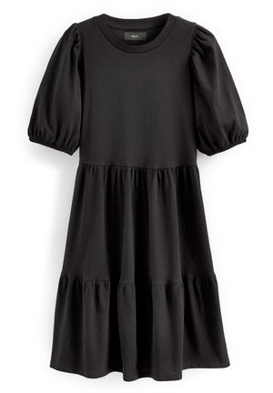 Robe noire à manches courtes avec manches bouffantes, encolure ronde et jupe à volants, suspendue sur fond blanc.