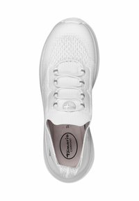 Baskets blanches de sport avec un upper en tricot respirant et des lacets élastiques. La semelle extérieure est texturée, offrant une adhérence améliorée. Logo visible sur le côté.
